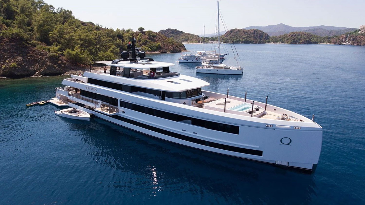 Luxury Motor Yacht Charter: Aquarius