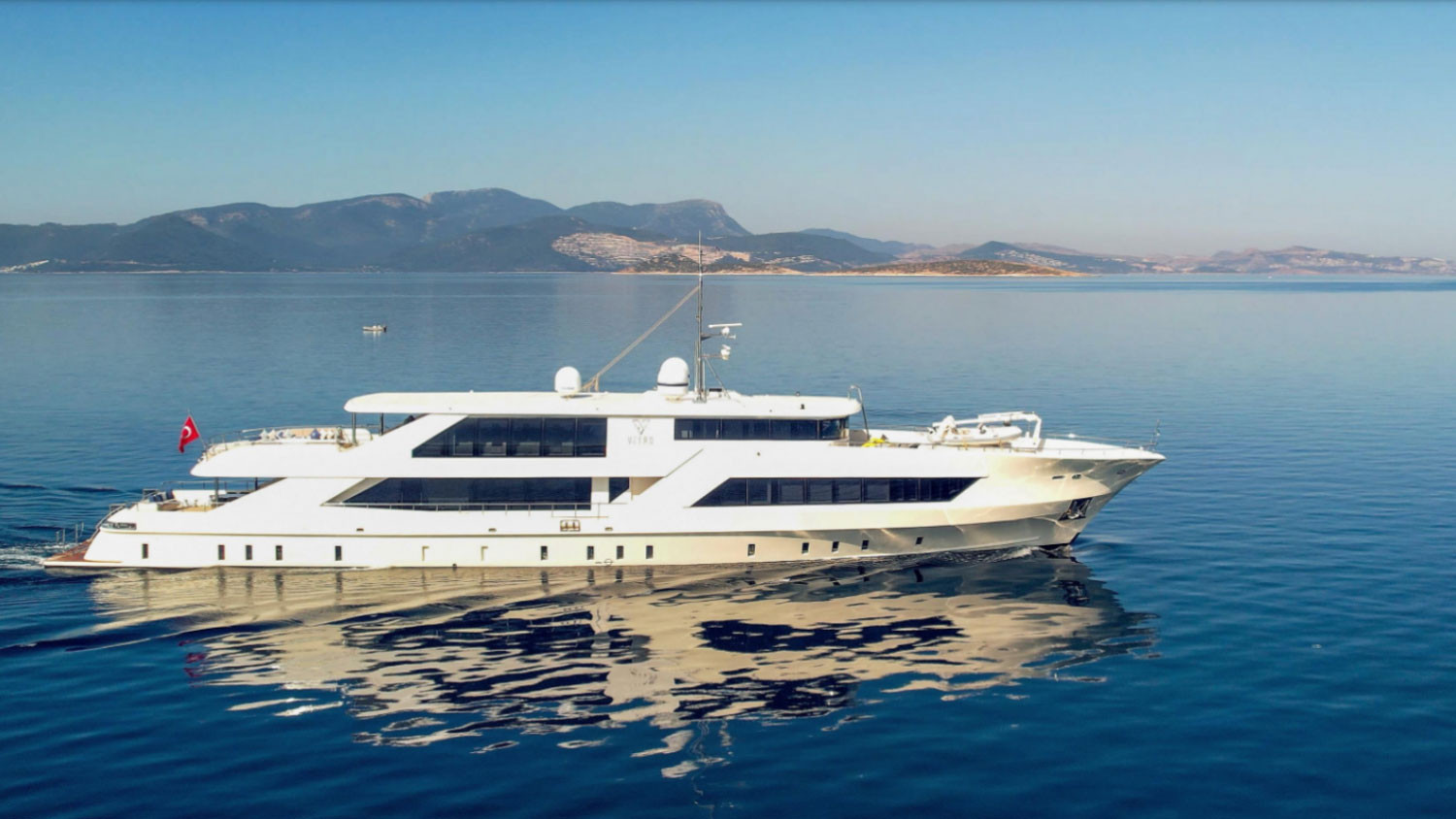 Luxury Motor Yacht Charter: Vetro