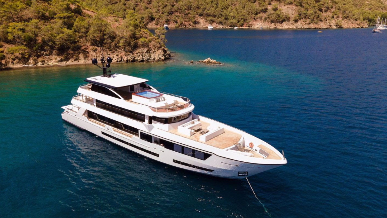 Luxury Motor Yacht Charter: Adamaris