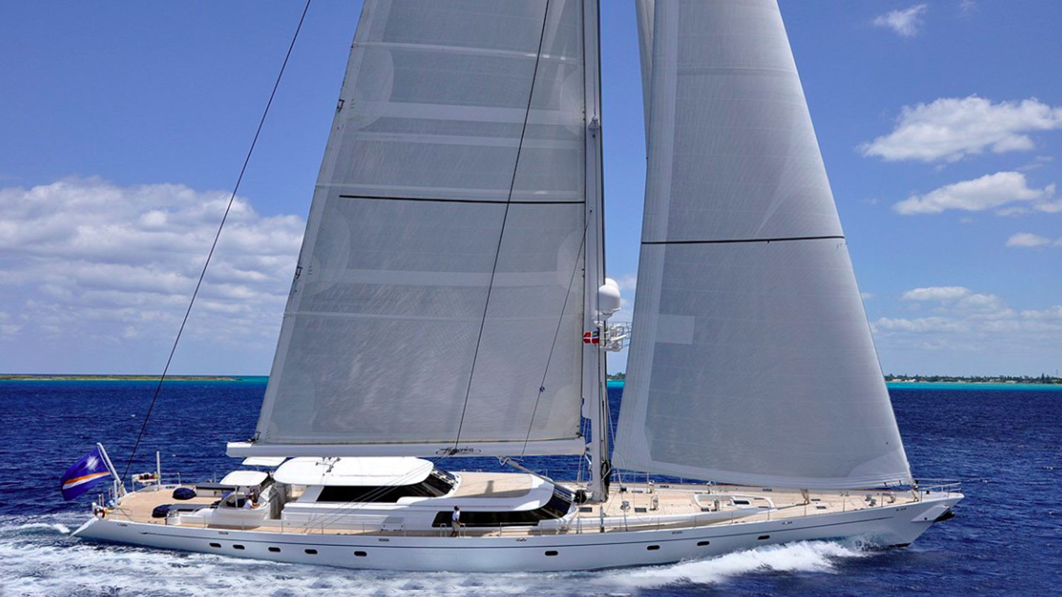 Luxury Motor Yacht Charter: Hyperi̇on