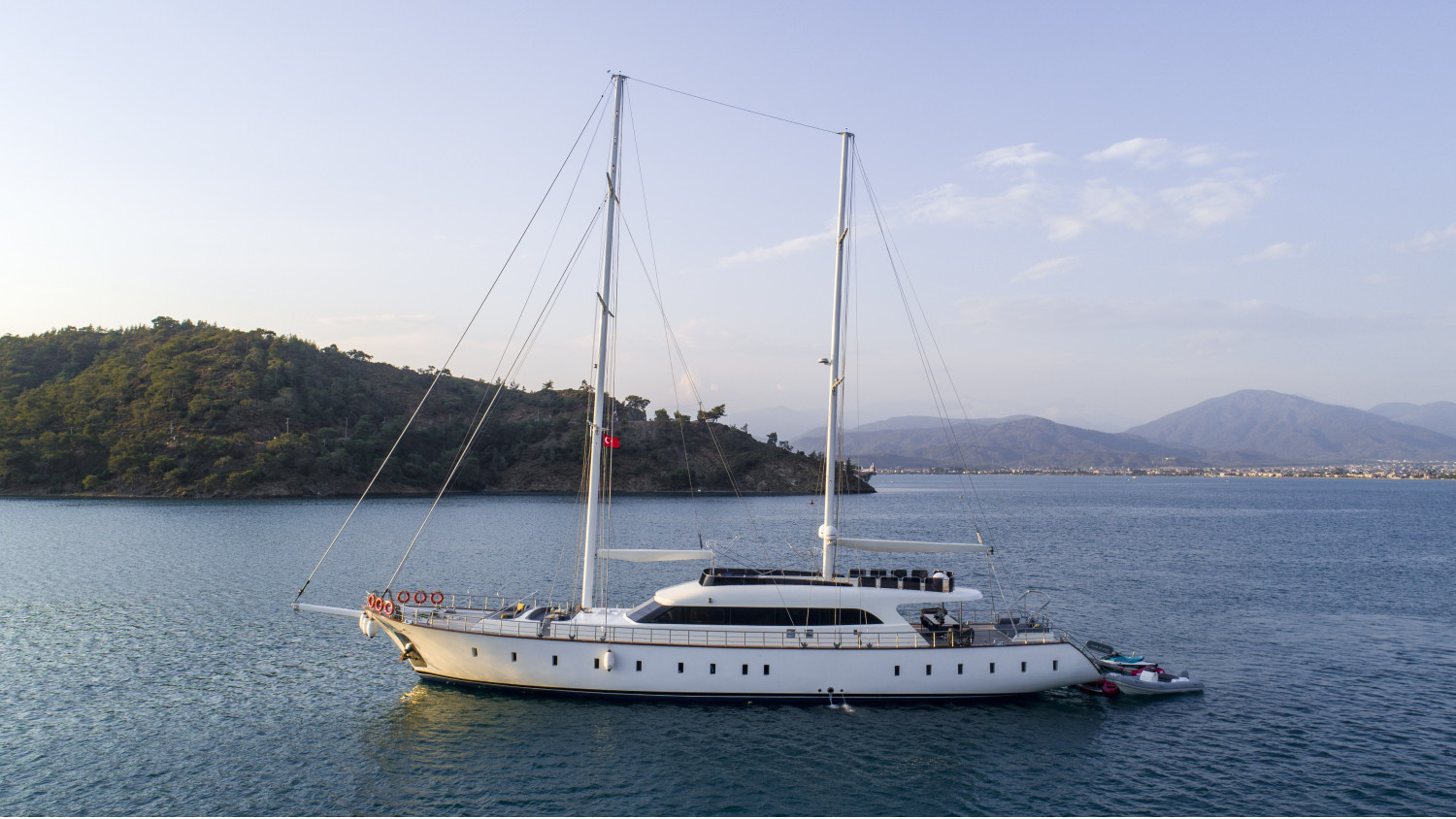 Luxury Motor Yacht Charter: Queen Of Makri