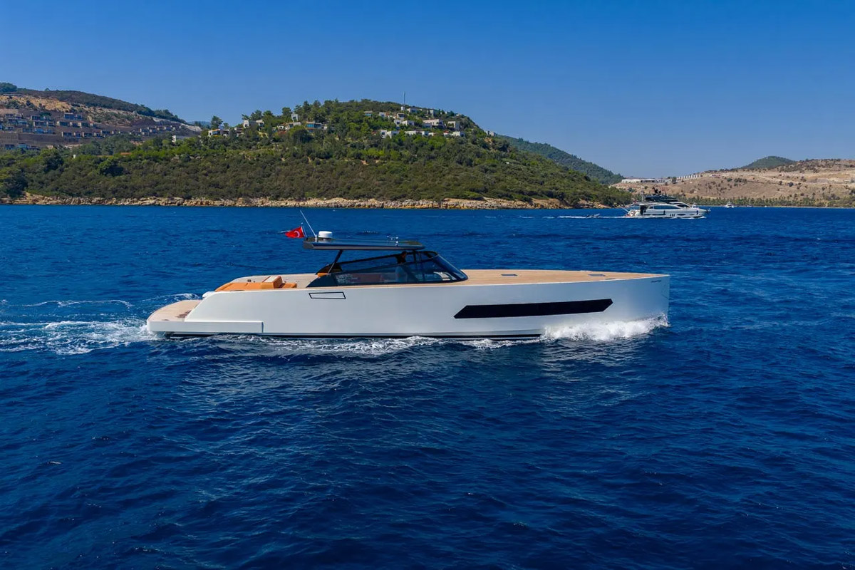 Luxury Motor Yacht Phantom Charter in Bodrum